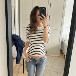 Randig tröja  - Säljer min jättefina randiga trekvartslånga tröja som tyvärr inte kommer till andvändning. Har används några gånger men är i väldigt bra skick. Tröjan är i storlek xs men funkar även som S och M 