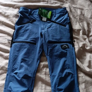 Funktionsbyxor från Mountain Treakking  - Säljer ett par oandvända funktionsbyxor från märket Mountain Trekking. Byxorna är i storlek xs och har alla lappar kvar.  Nypris 1199kr
