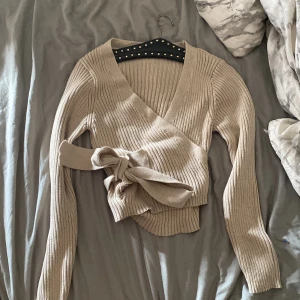 Stickad ribbad tröja - Använt 1 gång! Då de inte riktigt vart min stil så har den inte kommit till användning. Väldigt fin k materialet och man kan sjustera storleken lätt 