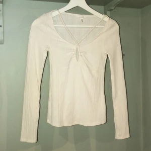 Fina långärmade toppar  - Två fina toppar från hm. Använt den gröna 1 gång men den vita är oanvänd. Antingen båda för 120 kr eller 1 för 70kr 