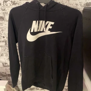 Nike hoodie  - Nike Hoodie i storlek S. Knappt använd och inget trasigt. Priset är inte satt i sten så inte omöjligt att ändra! 