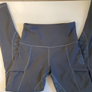 Maya delorez ridbyxor - Jättefina ridbyxor från maya delorez! Fint men använt skick, inget hål eller fläck. Köpte för 799kr säljer för 450! Skriv för fler bilder💕