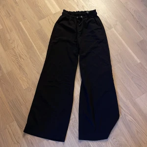 Säljer dessa fina mjukis byxor  - Säljer nu dessa fina mjukisbyxor från H&M. Det är stretchiga i midjan och i skönt material. Använda förut men nu har de blivit för små