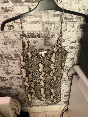 Hm linne - Fint linne ifrån Hm med stilen ”orm skin” storlek 36- S-XS