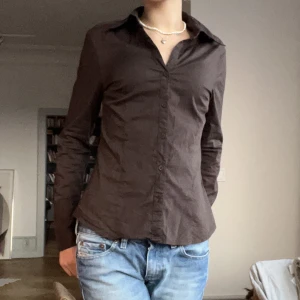 Skjorta - Säljer den här jättecoola vintage skjortan från hm då den inte kommer till användning längre. Figursydd och jättefin. Inga defekter alls, skriv om ni undrar något💕