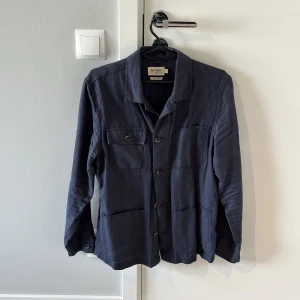 Linné overshirt East West - Stor flyttstädning Alla plagg i storlek S-M och passar ca 1.70-185cm samt 70-83kg  Finns i Uppsala