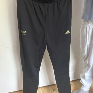Adidas x Mohammed Salah - Helt nya oanvända Mohammed Salah tränings byxor 