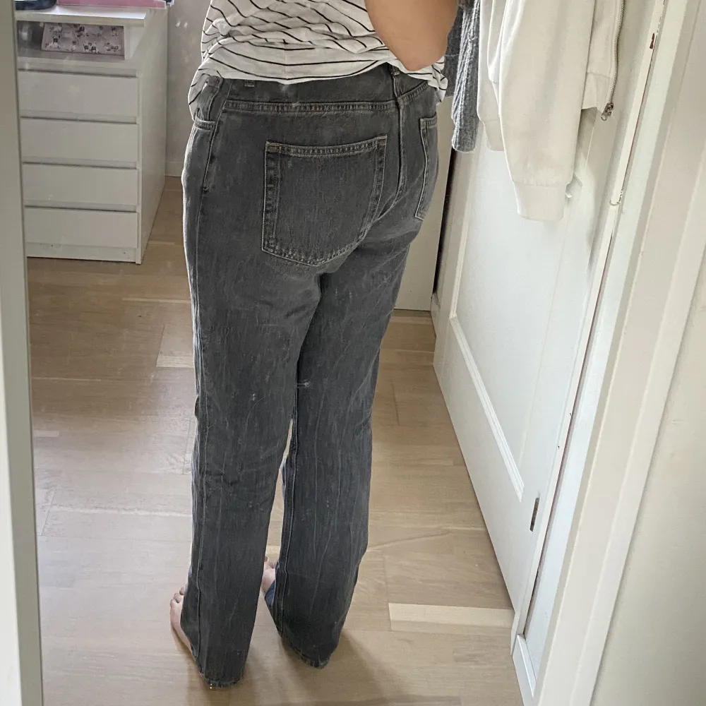 Snygga straight jeans med låg midja från Weekday i modellen Pin. Säljer då jag köpte i fel storlek.. Jeans & Byxor.