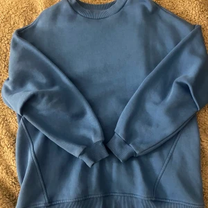 Blå sweatshirt  - Säljer en blå sweatshirt som är väldigt bekväm och oversize. Storlek S. 