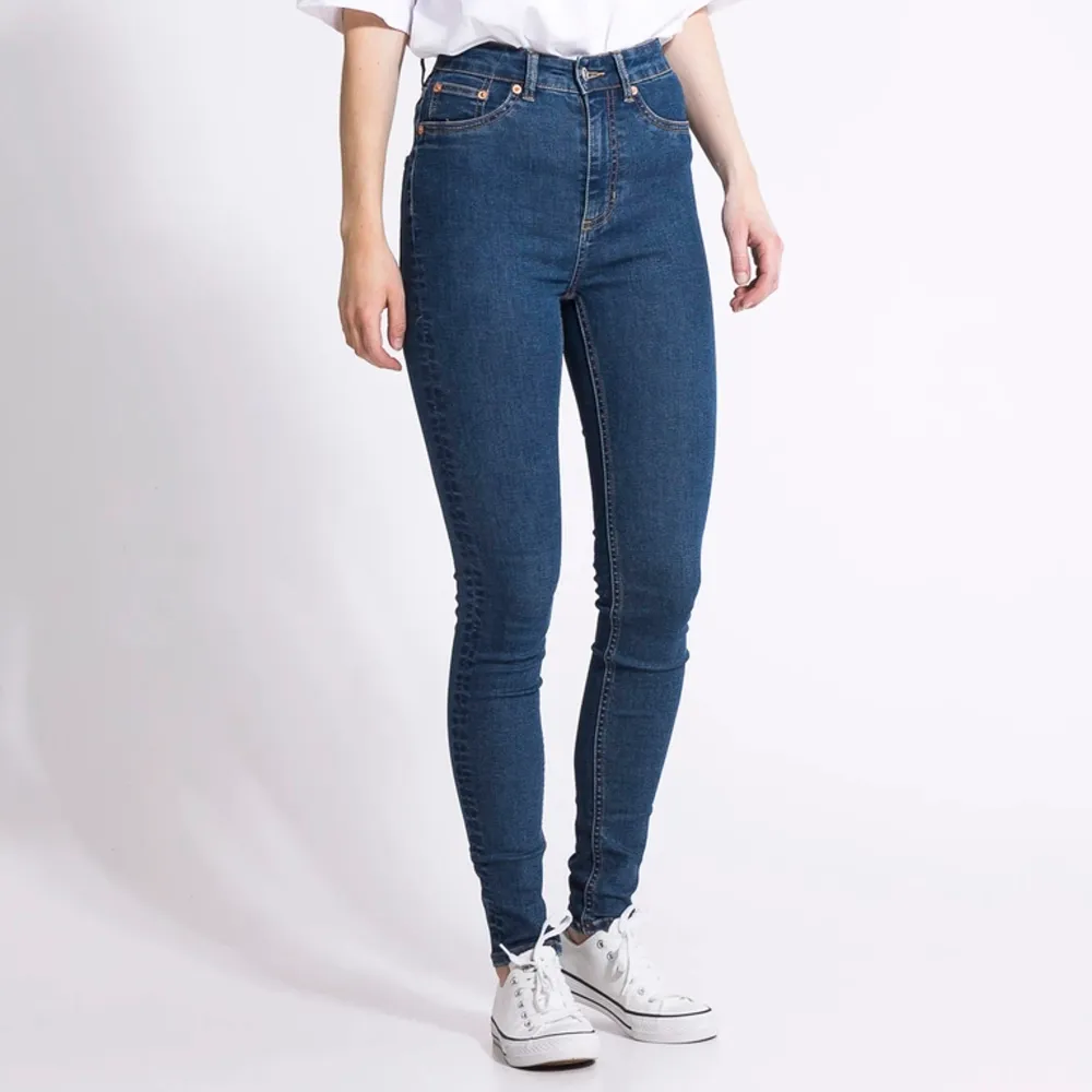 Ett par mörk blå skinny jeans från lager 157 Orginal pris 200kr. Jeans & Byxor.