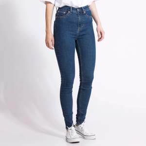 Ett par mörk blå skinny jeans från lager 157 Orginal pris 200kr