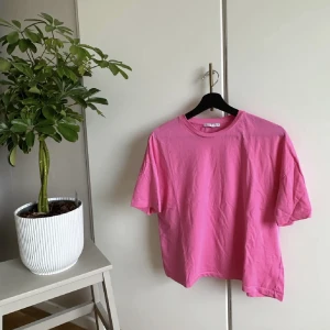 Rosa t-shirt - Rosa bomulls tshirt som knappt använts. Den är jätteskön, skulle nog säga att den är lite oversized🌸