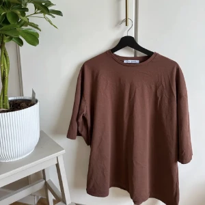 Brun t-shirt - oversized - Oversize t-shirt i färgen brun. Materialet är bomull vilket gör den extrem bekväm® priset kan alltid diskuteras den är endast anvand ett fätal ganger, nastan helt ny i skick!