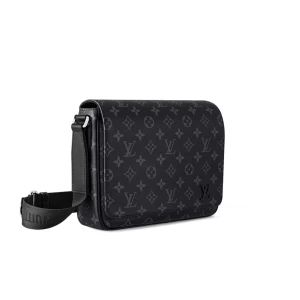District PM Messenger Bag | Louis Vuitton - Tjena! Jag säljer min Louise Vuitton väska eftersom att jag tycker att den är för stor! Jag har haft den runt 2 månader och köpte den när jag var utomlands i början av sommaren. Dustbag och två äkthetsbevis följer med! 6500kr