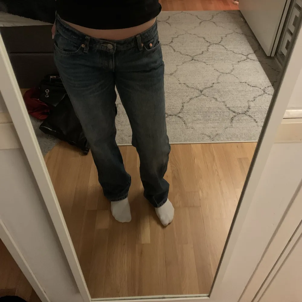 Straight jeans från weekday i modellen arrow. Är inte säker om dom är i samma färg som på sista bilden men dom e väldigt lika🩷. Jeans & Byxor.