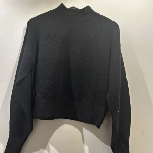 Stickad tröja - Säljer denna tröja från & other stories som jag knappt använt nypris: 490kr Skriv för mer information eller bilder💗