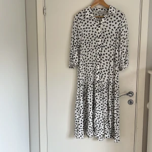Blommig klänning från Zara  - Söt klänning med svarta små blommor på.