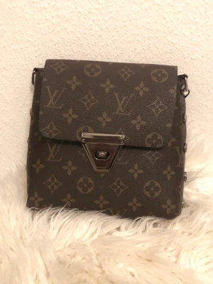 LV väska - LV väska som ny knappt använd och har inga slitage eller dylikt. Jätte fint skick! Går att byta axelrem till en annan om man önskar.