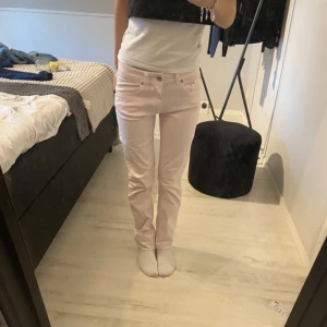 Rosa jeans - Superfräna rosa jeans ifrån Prêt!! Jag är 158 men har vikt in jeansen så de skulle passa någon upp till 165!!💓