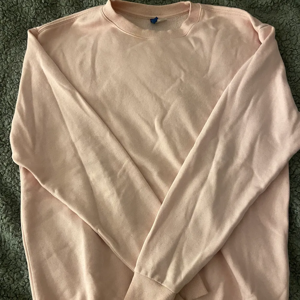 Säljer en rosa sweatshirt ifrån H&M. Den är bekväm och oversize. Säljer för 90kr. . Tröjor & Koftor.