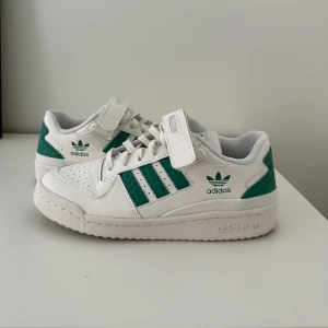 Adidas Forum Low - Helt nya Adidas Forum Low, använda 1 gång i 10 minuter. Säljes då jag i efterhand insett att de är för små💕