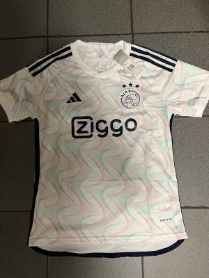 Helt ny Ajax kit som är köpt från unisport har aldrig använts bara suttit hemma.