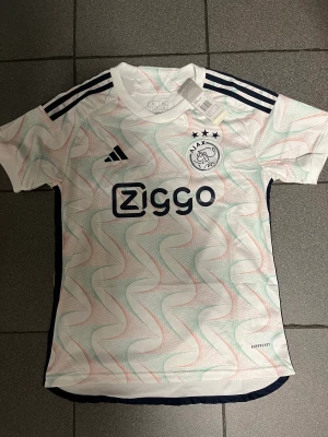 Ajax 23/24 - Helt ny Ajax kit som är köpt från unisport har aldrig använts bara suttit hemma.