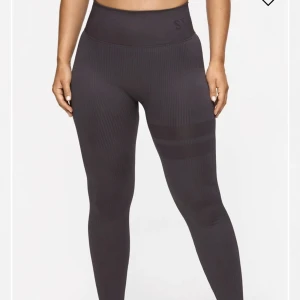 Grå ribbade träningstights🤍 - Superfina ribbade träningstights från Stronger🤍🙈superfint skick!!