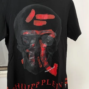 Philipp Plein t-shirt - Storlek S. Hyfsat skick, lite cracks på texten samt en mindre fläck på baksidan.