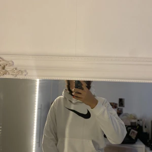 Nike hoodie  - En vit hoddie från Nike i storlek S. Den är i använt skick. Dock har den en lite rosa fläck innanför luvan som är lite svår att få bort  (men fläcken syns knappt)