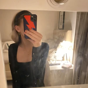 Topp - Säljer min söta topp❣️ den är i ett ribbat material, U ringning och slits armar! Endast använt 1 gång  därav väldigt bra skick💘 frakt tillkommer på 40kr