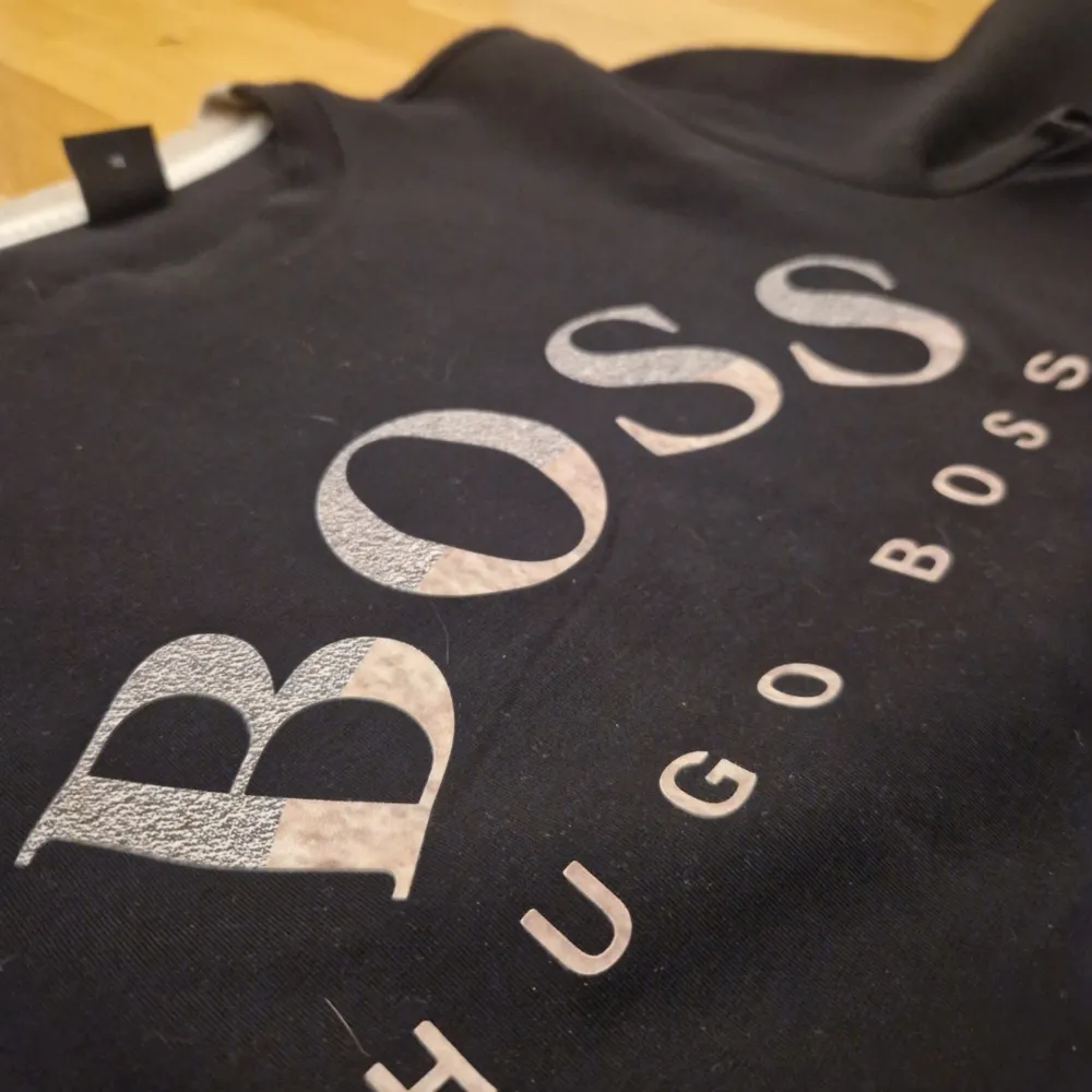 Säljer en helt ny BOSS tröja. Testad 1 gång enbart. Nypris 1200 kr. Storlek Xs men passar S. Tröjor & Koftor.
