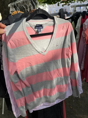 Tommy Hilfiger  - Tommy Hilfiger tröja. Anv 1 gång.  Stl M men passar en S. 