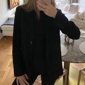 Arket linnekavaj - Säljer en svart linnekavaj från Arket, hittar inte storlek men om jag kommer ihåg rätt är det XS! För referens brukar jag ha XS/S 🥰 Kontakta mig om du har några frågor 