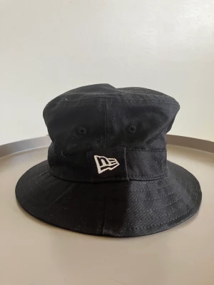 NewEra Buckethat - Snygg Buckethat av NewEra, har knappt använts och finns inget slitage 