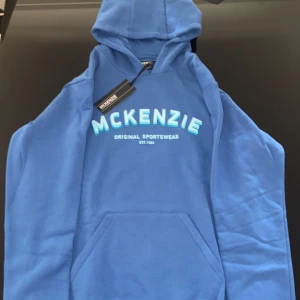 Mckenzie Hoodie - En helt ny och orörd Mckenzie hoodie med tag. En fet hoodie som man inte kan få tag. Det är bäst ni köper innan den någon annan köper den innan er. Pris kan diskuteras
