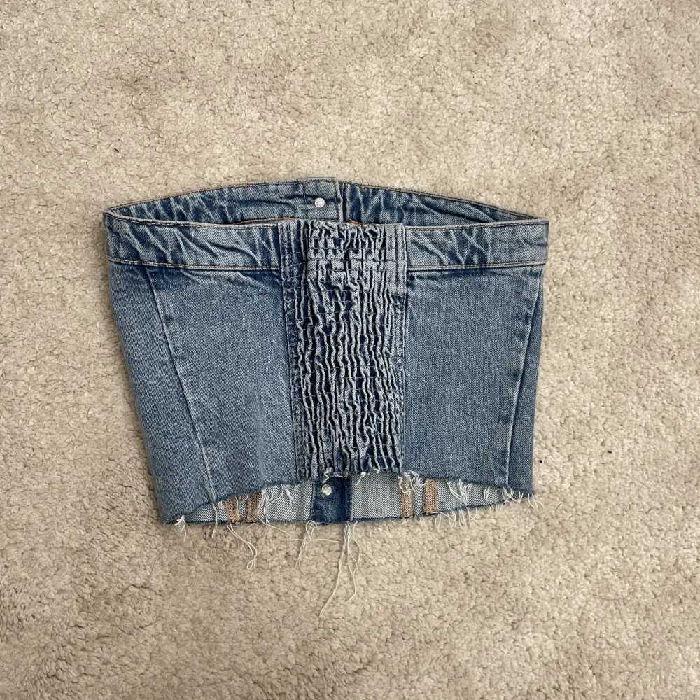 Jeans topp från zara i storlek s. Sparsamt använd💗. Toppar.