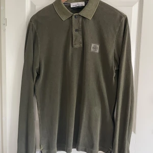 Stone island polo shirt. - Säljer nu min stone island tröja som bara hängt i garderoben då den vart förstor, 9/10 skick då den använts några gånger. Köpt i usa på stone butik 