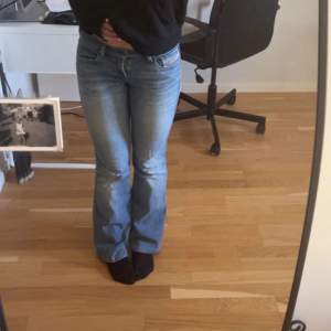 säljer dessa snygga jeans i märket diesel då de är för små för mig. Tyvärr lite slitna längst ner men annars i bra skick!