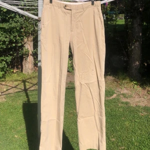 Oscar Jacobsson Kostymbyxor - Oscar Jacobson kostymbyxor (breda) i storlek 42/43 (inte stryckta på bilderna)