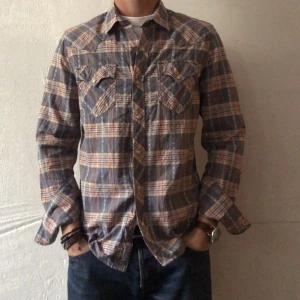 True religion skjorta - Säljer en snygg true religion skjorta i bra skick. Jag är 182cm. 