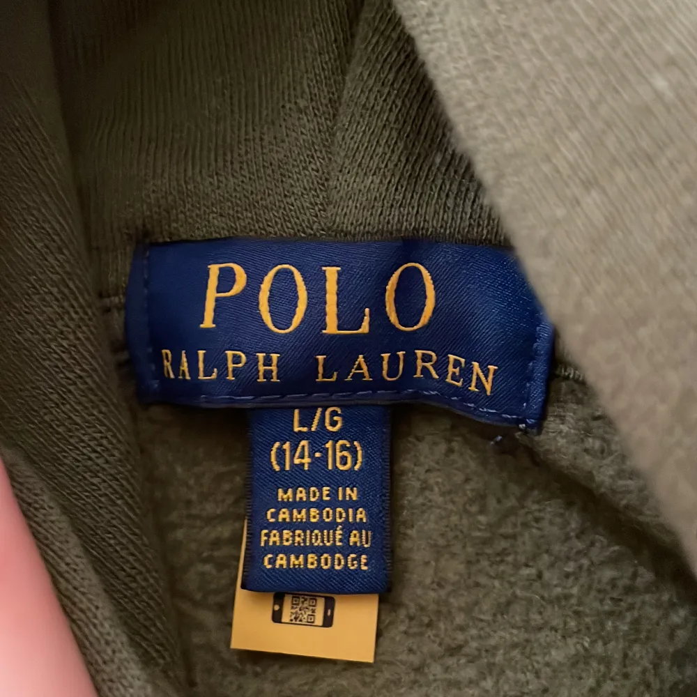 En polo tröja, säljer pågrund av ingen användning har aldrig använt o nästan helt ny 💖 . Hoodies.