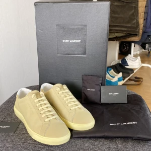 Saint Laurent skor - Säljer nu dessa tvär feta Yves Saint Laurent skor i storlek 41. Skorna är i toppskick och bara använda 2 gånger. Skick 10/10. Medföljer till köpet är box, två dustbags, extra snören och äkthetskort. Tveka inte att höra av er.