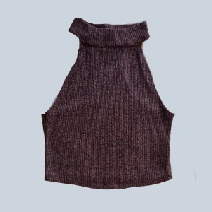 Brun topp - Brun stickad topp. Den är väldigt mjuk och i ett bra skick. 