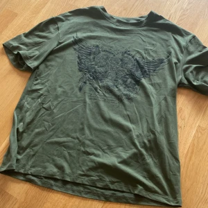 T shirt - En super cool tröja som är helt oanvänd! Det står att det är storlek xs men skulle säga att den är rätt så baggy!🫶 fråga för bilder på eller annat!!:)) den är i en ganska mörkgrön färg. Vet inte vad det är för märke men det står romwe:) 