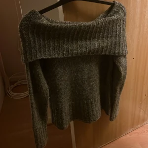 Stickad tröja  - Aldrig andvänd, fin grå stickad tröja väldigt skön å varm perfekt till vintern, men säljer den då den inte passar så bra på mig ❤️köparen står för frakten ❤️❤️