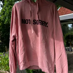 Rosa hoodie med text från gina tricot i storlek M