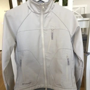Ny Columbia skaljacka - NY Columbia vattenavvisande och vindtät jacka med prislapparna kvar •Detta plagg har bra andningsförmåga •Storlek S. Normal i storleken. •Köpte för 2000 kr •Alla lapparna står kvar 🚫Djurfritt och rökfritt hem