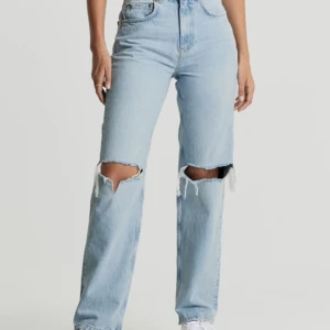 Gina 90s Mom Jeans - Säljer dessa fina min jeans då den inte kommer till användning! Jeansen är i storlek 36💕