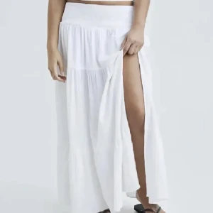 Vit lånkjol från bikbok oanvänd - Säljer nu denna långkjol från bikbok då jag har två likadana, helt ny ej använd men lappen är borttagen. Nypris 499kr 